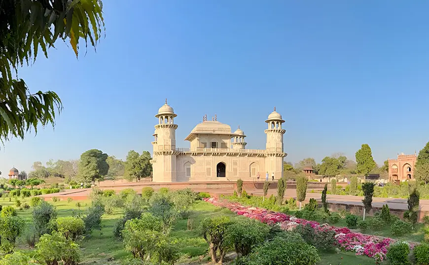 India Tipping Guide for Tourists: How Much to Tip Drivers, Guides & Hotel Staff